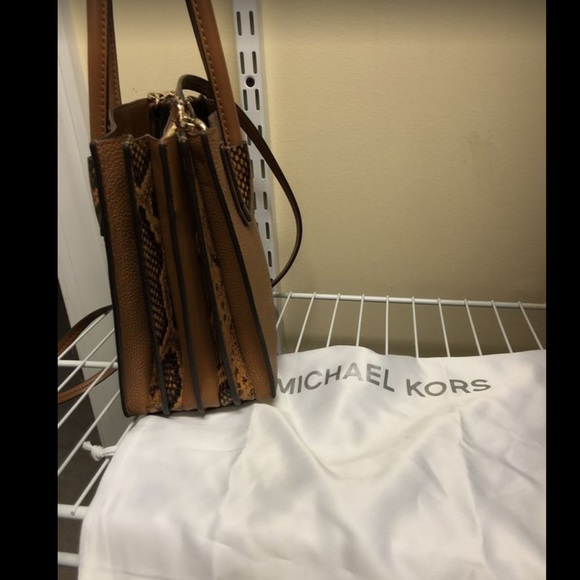 New Michael Kors Leather purse - Picture 2 of 3